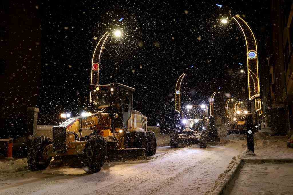 BÜYÜKŞEHİR’İN ZORLU COĞRAFYADA KAR MÜCADELESİNE TAM NOT